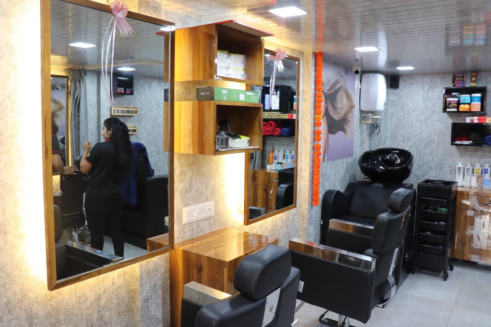 GlamUp Salon styling stations, mirrors and wash area